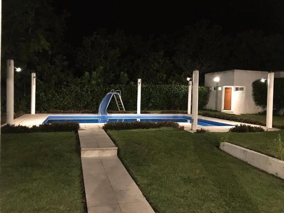 Piscina con tobogán, de noche
