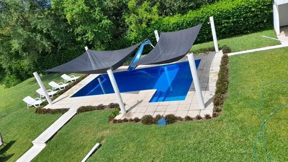 Vista aérea de la piscina con tobogán